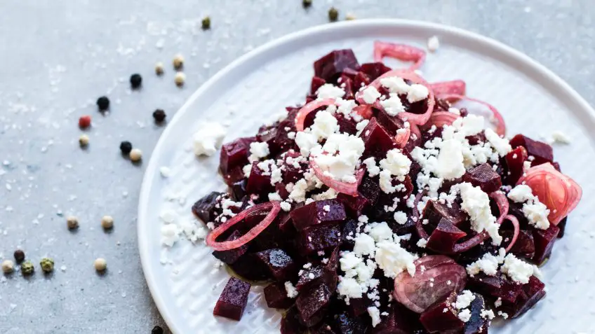 Rote Beete Salat mit Zwiebeln und Feta - gesund und lecker
