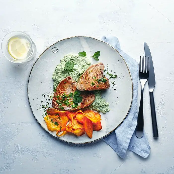 Thunfisch-Steak auf Brokkoli-Püree mit Gemüsechips