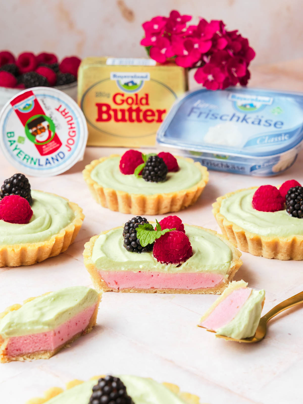 Himbeer-Matcha-Tartelettes_Soulfood LowCarberia Jasmin Mengele