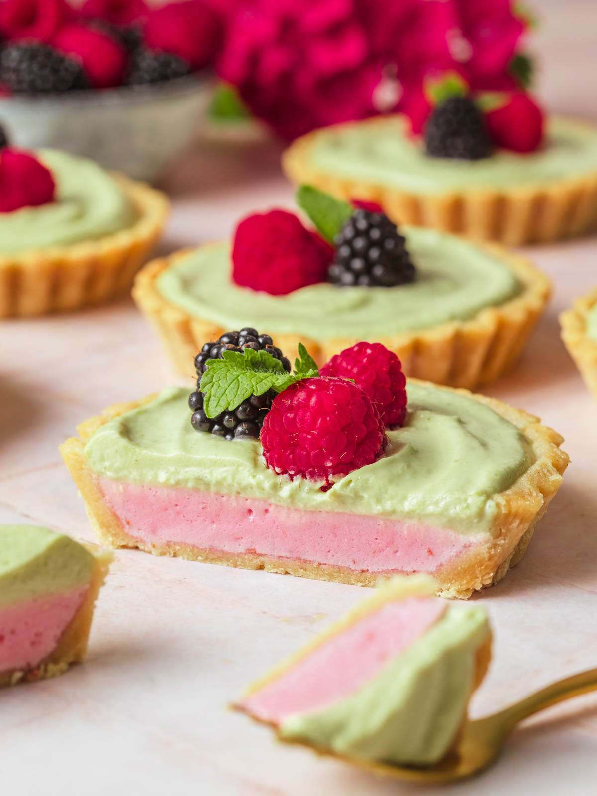 Himbeer-Matcha-Tartelettes ohne Zucker