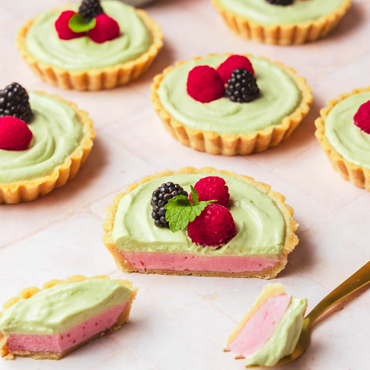 Himbeer-Matcha-Tartelettes_Soulfood LowCarberia Jasmin Mengele Rezept