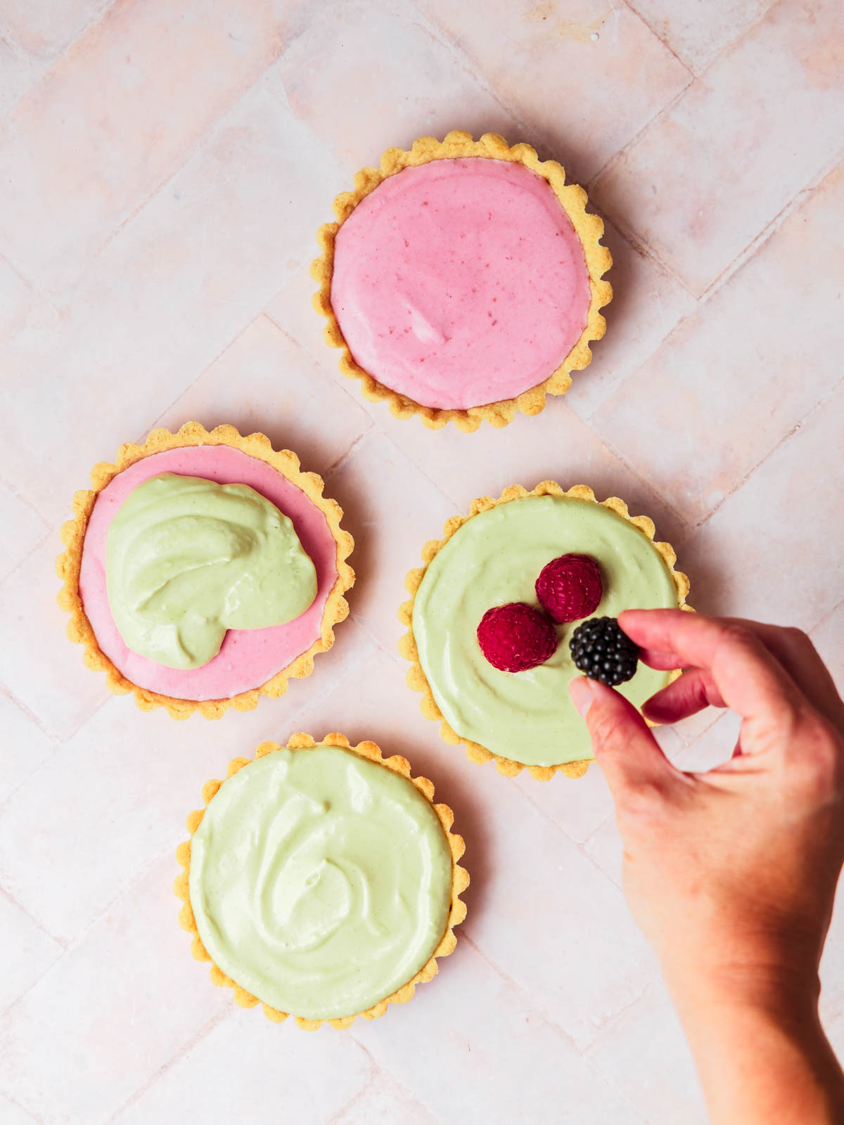 Himbeer-Matcha-törtchen