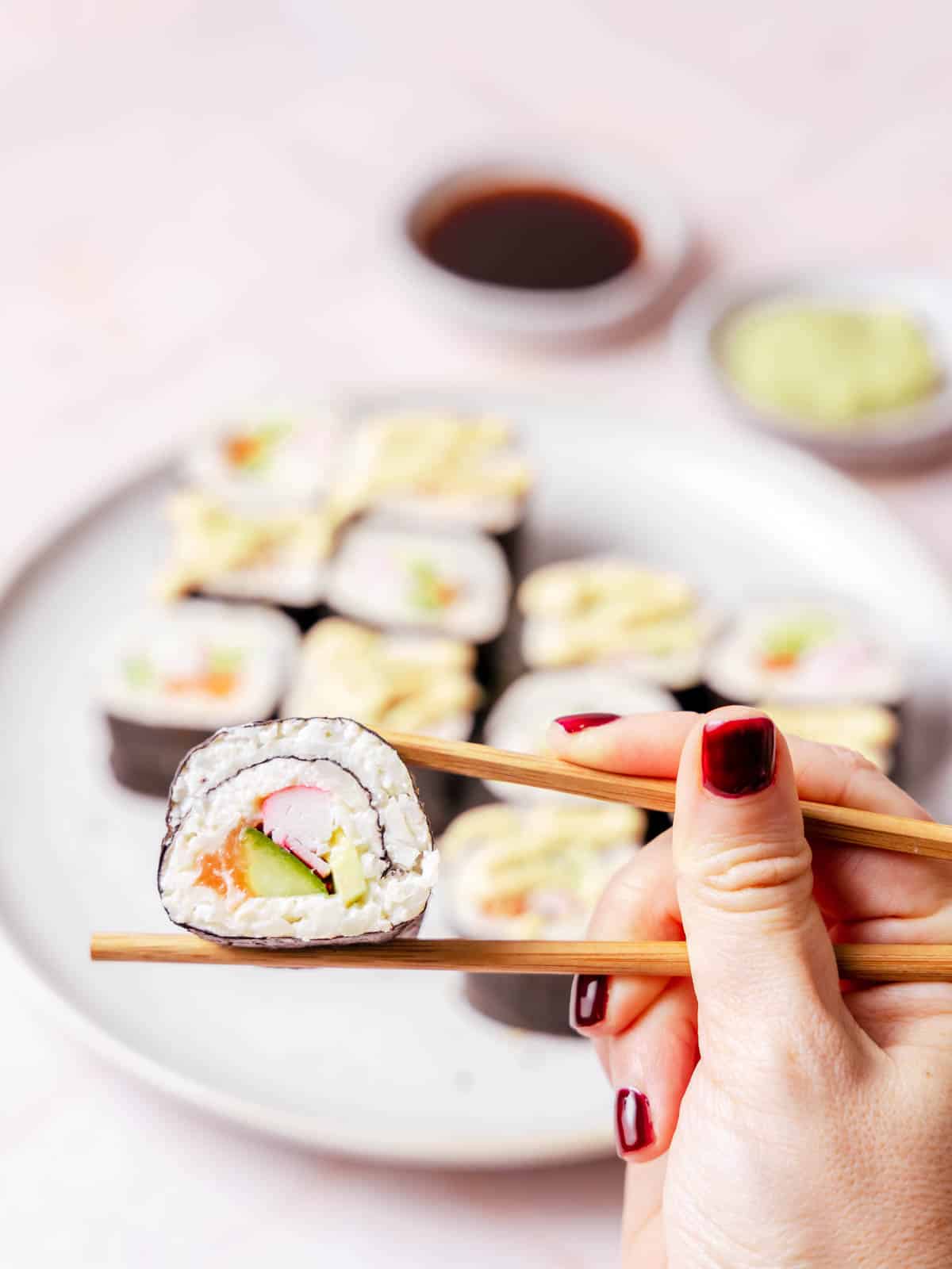 Low Carb Sushi mit Stäbchen essen