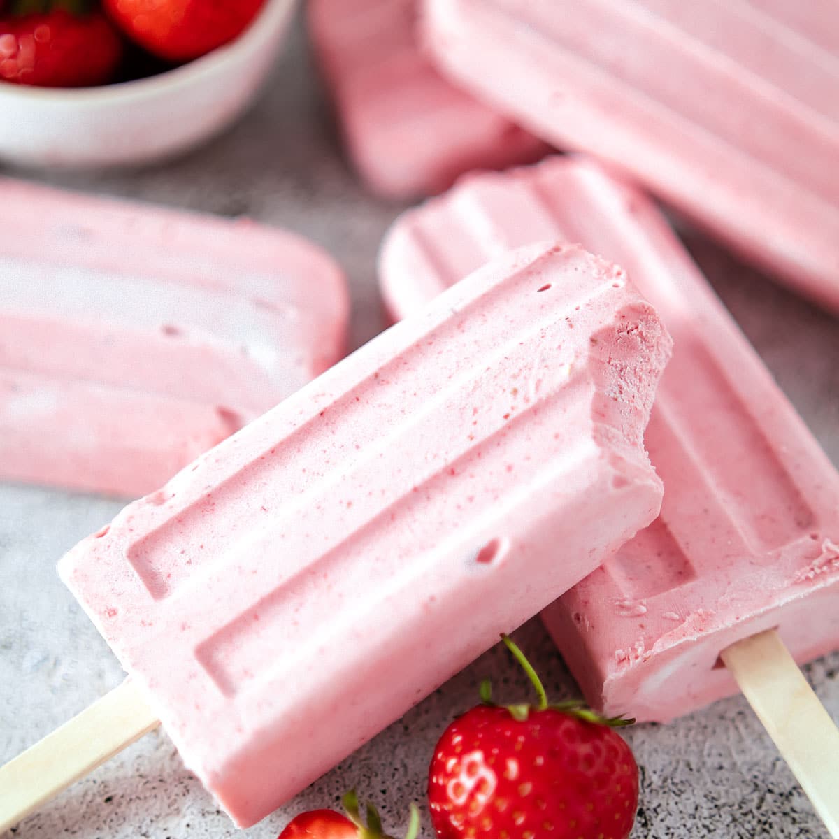 Low Carb Erdbeereis am Stiel