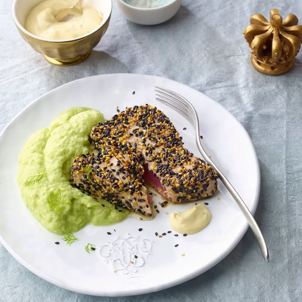 Low Carb Thunfisch in Sesam an Avocadopüree und Wasabinnaise